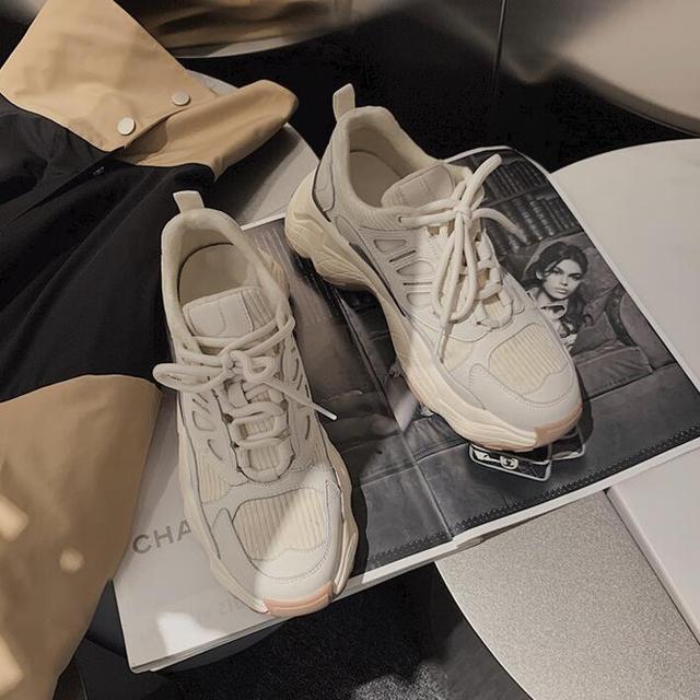 Damskie trampki platformowe białe 2021 wiosna z grubą podeszwą - rekreacyjne buty zasznurowane, wygodne i modny fason - Wianko - 2