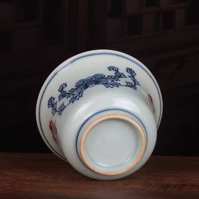 Antyczna ceramiczna filiżanka z podszkliwnym wzorem niebiesko-biało-czerwonym z postaciami z dynastii Qing - Wianko - 14