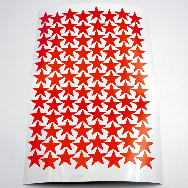 Matowe naklejki Vinyl, czerwone gwiazdy o wysokości 3/5/7 cm, idealne do dekoracji pokoi dziecięcych i przedszkoli - Wianko - 4