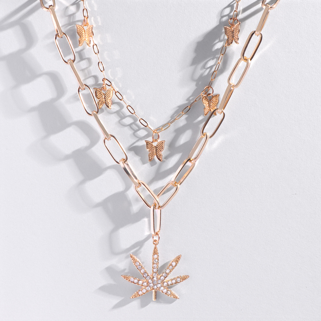 Masywny złoty, gruby łańcuszek naszyjnik z klonowym wisiorkiem wykonanym z metalu i zdobiony kryształowym motylem - biżuteria dla kobiet - Wianko - 2