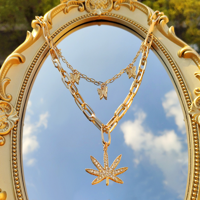 Masywny złoty, gruby łańcuszek naszyjnik z klonowym wisiorkiem wykonanym z metalu i zdobiony kryształowym motylem - biżuteria dla kobiet - Wianko - 9