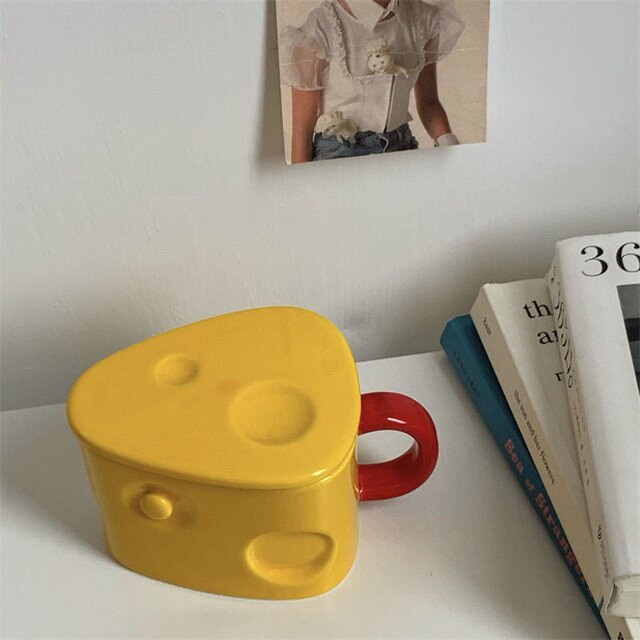 Kubek ceramiczny w kreatywnym kształcie sera 360ML z żółtą dziewczynką - idealny na kawę, herbatę, mleko - Wianko - 2