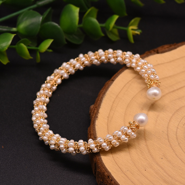 Luksusowa bransoletka z naturalną perłą słodkowodną, wisiorkiem z koralikami i regulowanym mankietem - perfekcyjny prezent dla kobiet i dziewcząt na imprezy urodzinowe - Wianko - 2