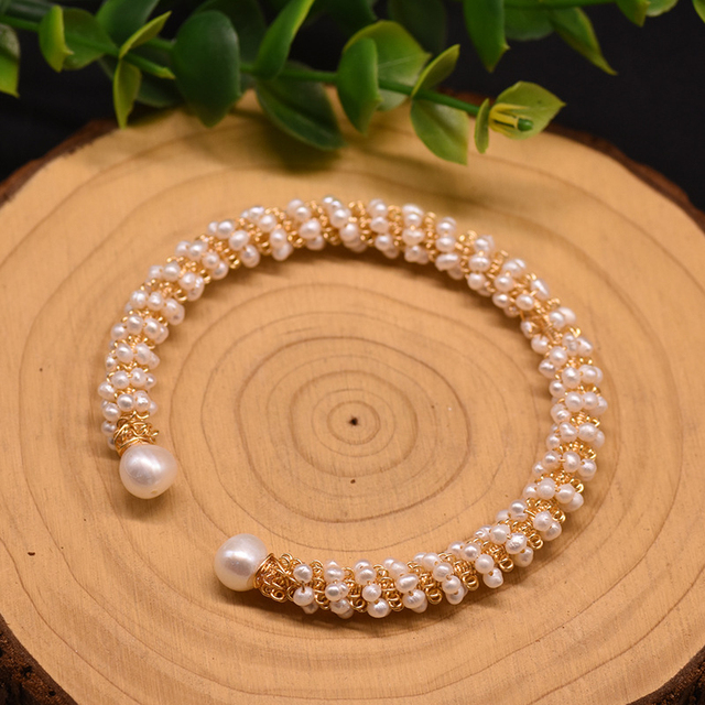Luksusowa bransoletka z naturalną perłą słodkowodną, wisiorkiem z koralikami i regulowanym mankietem - perfekcyjny prezent dla kobiet i dziewcząt na imprezy urodzinowe - Wianko - 3