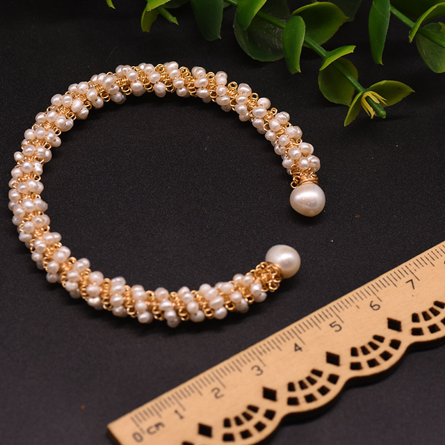 Luksusowa bransoletka z naturalną perłą słodkowodną, wisiorkiem z koralikami i regulowanym mankietem - perfekcyjny prezent dla kobiet i dziewcząt na imprezy urodzinowe - Wianko - 1
