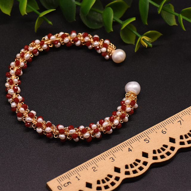 Luksusowa bransoletka z naturalną perłą słodkowodną, wisiorkiem z koralikami i regulowanym mankietem - perfekcyjny prezent dla kobiet i dziewcząt na imprezy urodzinowe - Wianko - 9