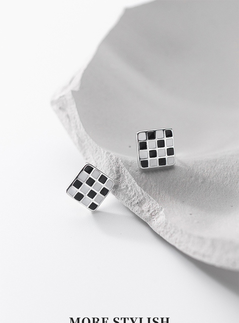 Eleganckie kolczyki ze srebrnym kwadratem i emalią w czarno-białym kolorze od X'mas. Biżuteria dla modnych kobiet - Wianko - 2
