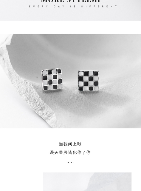 Eleganckie kolczyki ze srebrnym kwadratem i emalią w czarno-białym kolorze od X'mas. Biżuteria dla modnych kobiet - Wianko - 3