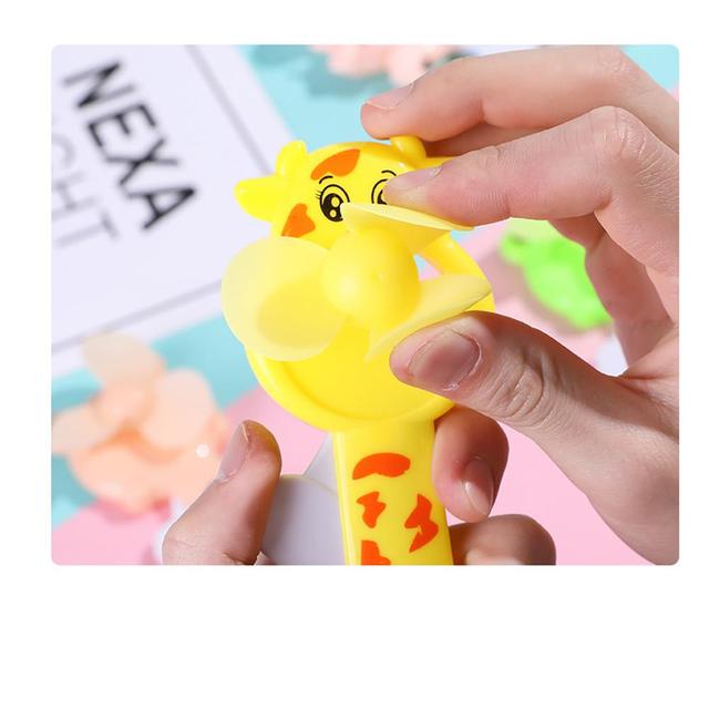 Przenośna prasa ręczna o chłodzeniu – śliczna zabawka z kreskówki, mini wentylator ręczny typu Push z motywem żaby i owocem -  produkt ozdobny - Wianko - 4