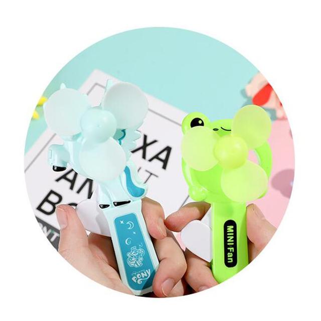 Przenośna prasa ręczna o chłodzeniu – śliczna zabawka z kreskówki, mini wentylator ręczny typu Push z motywem żaby i owocem -  produkt ozdobny - Wianko - 3