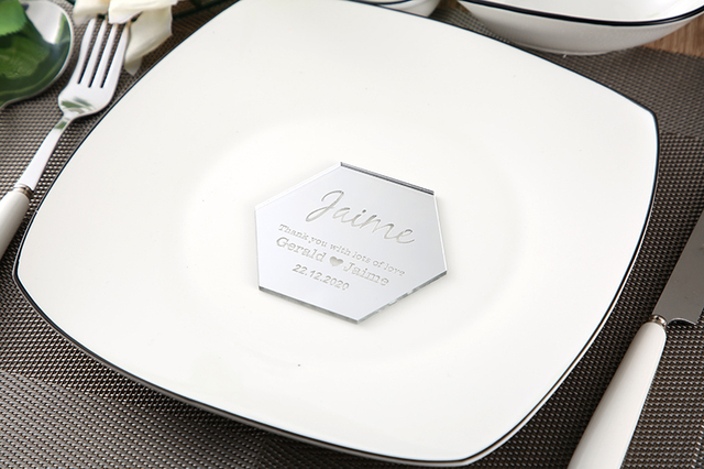 Sześciokątna karteczka na ślub z geometrycznym miejscem, nazwą stołu i niestandardowymi, akrylowymi wyciętymi laserowo nazwami miejsc - Wianko - 13