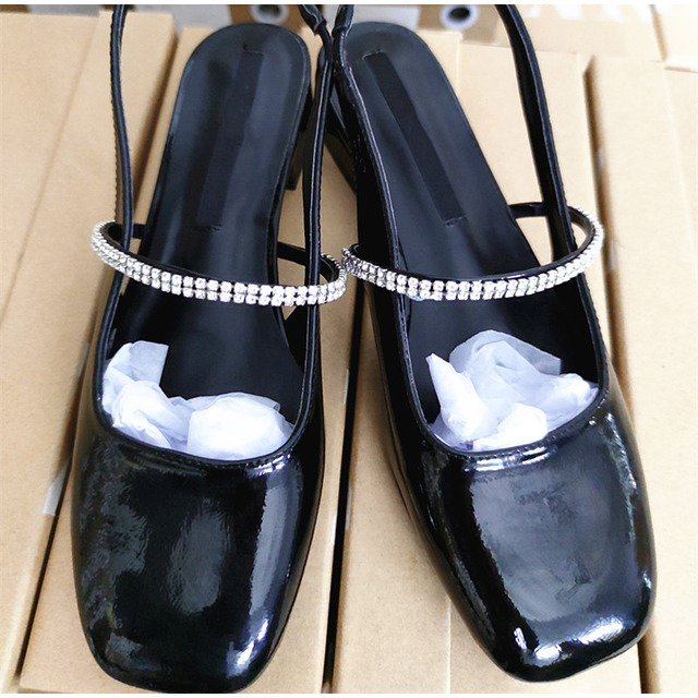 Czarne sandały damskie Vintage Squard Toe, połysk, płaskie, ozdobione błyszczącymi kamykami, z paskiem na pięcie - moda wiosna 2022 - Wianko - 4
