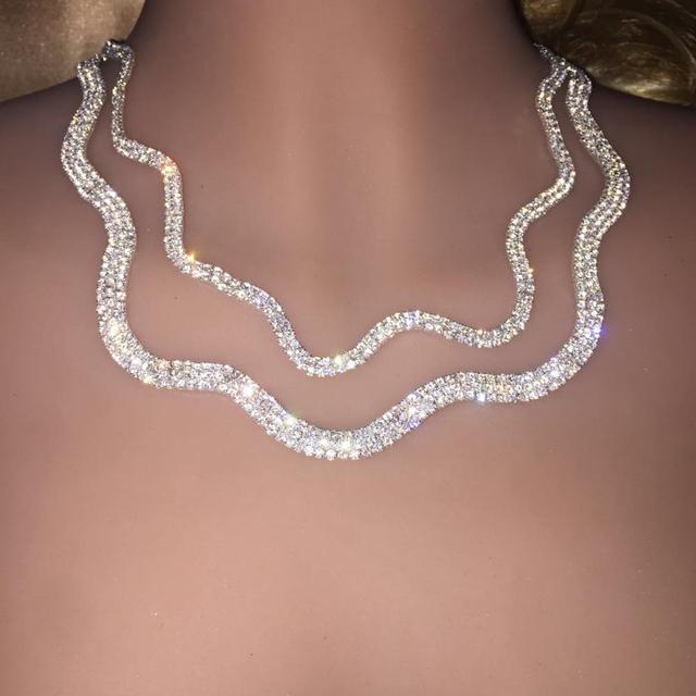 Naszyjnik regulowanej długości z błyszczącymi kryształkami w modnym faliście - biżuteria damska - Wianko - 1