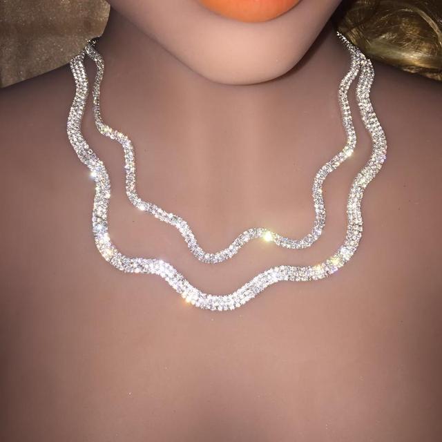 Naszyjnik regulowanej długości z błyszczącymi kryształkami w modnym faliście - biżuteria damska - Wianko - 2