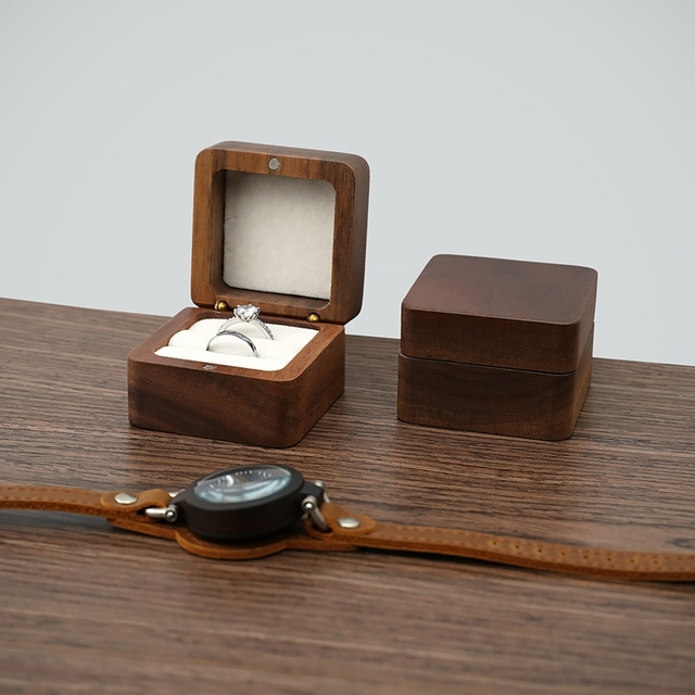 Mini drewniane pudełko na biżuterię kwadratowe - organizer z miękkim uchwytem, idealne na pierścionki i propozycje ślubne - Wianko - 6