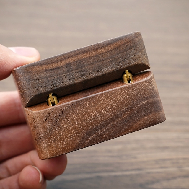Mini drewniane pudełko na biżuterię kwadratowe - organizer z miękkim uchwytem, idealne na pierścionki i propozycje ślubne - Wianko - 4