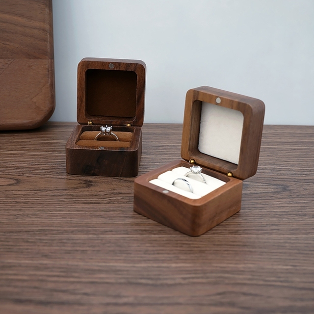 Mini drewniane pudełko na biżuterię kwadratowe - organizer z miękkim uchwytem, idealne na pierścionki i propozycje ślubne - Wianko - 9
