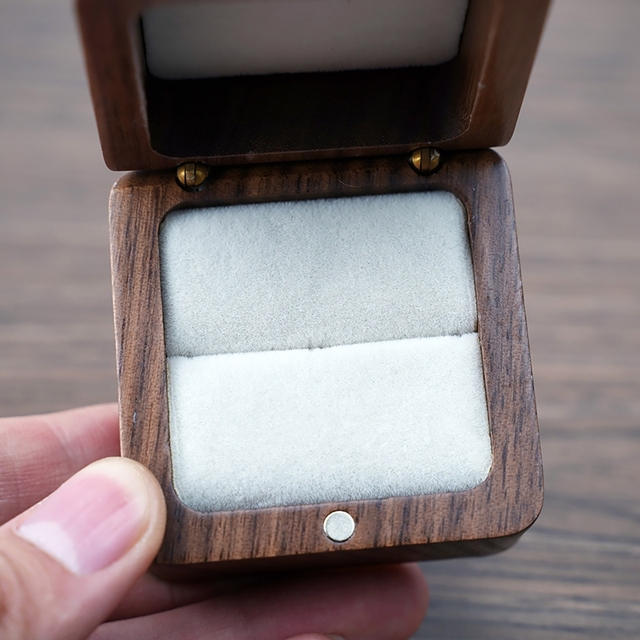 Mini drewniane pudełko na biżuterię kwadratowe - organizer z miękkim uchwytem, idealne na pierścionki i propozycje ślubne - Wianko - 3
