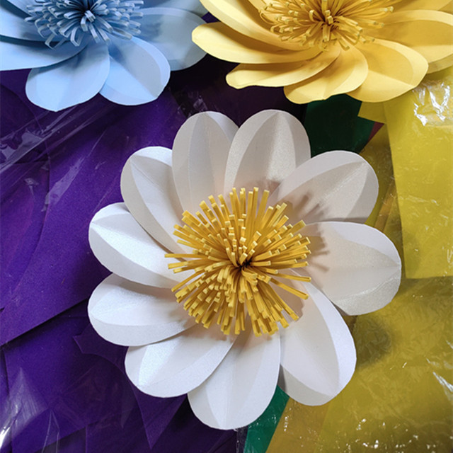 Trójwymiarowe kwiaty papierowe na ślub - dekoracja ściany z wykończonym tłem - Wianko - 4