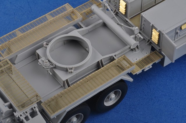 Zestaw modelarski TRUMPETER 01021 i 01022 1/35 HEMTT M983 ciągnik z M001 stanowiskiem wodowania AN/MPQ-3 RADAR i zestawem MIN-104 PATRIOT SAM SYSTEM (PAC-2) - Wianko - 40