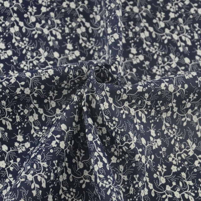 Bawełniana tkanina z projektowanym nadrukiem białych kwiatów na niebieskim tle do szycia odzieży, scrapbookingu i patchworku - Wianko - 1