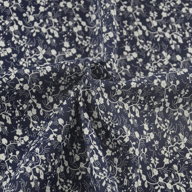 Bawełniana tkanina z projektowanym nadrukiem białych kwiatów na niebieskim tle do szycia odzieży, scrapbookingu i patchworku - Wianko - 2