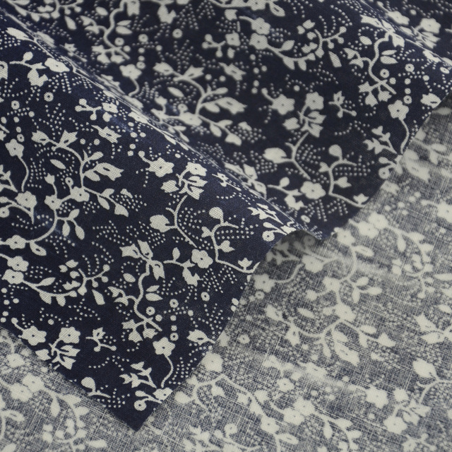 Bawełniana tkanina z projektowanym nadrukiem białych kwiatów na niebieskim tle do szycia odzieży, scrapbookingu i patchworku - Wianko - 3