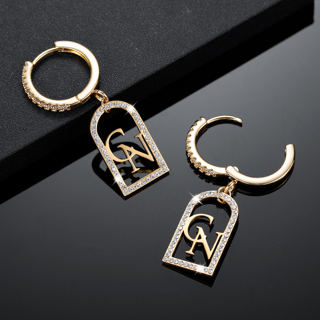 Kolczyki personalizowane z literą dla kobiet - złote, pozłacane Iced Out, wykonane z wysokiej jakości stali nierdzewnej - Wianko - 3