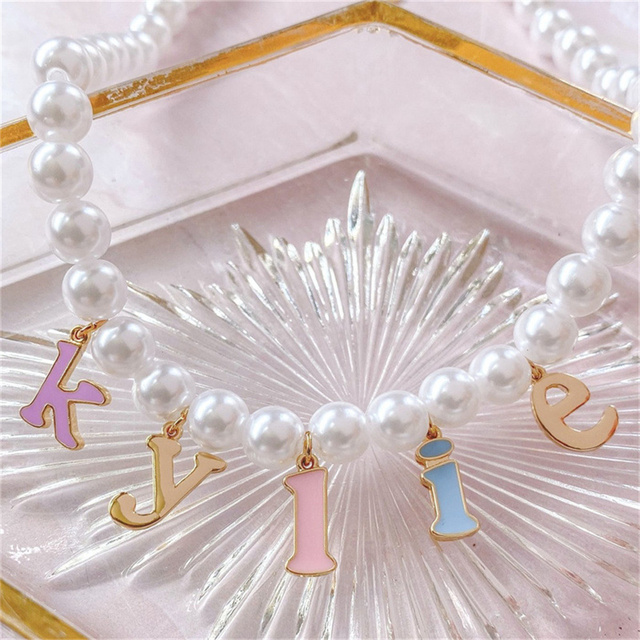 Początkowe 26 A-Z litery naszyjniki z perłami dla kobiet - kolorowe, akrylowe, niestandardowe wzory - Wianko - 7