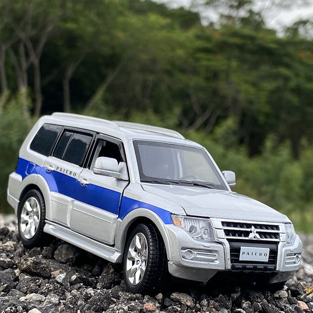 Model samochodu terenowego Mitsubishi PAJERO SUV, skala 1:32, odlewany z metalu, zabawkowy pojazd do kolekcjonowania dla dzieci - Wianko - 3