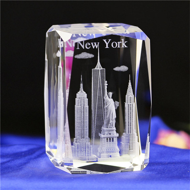 Sześcian z kryształem - grawerowanie laserowe i model budynku miniaturowe - szklany klocek pamiątkowy - Wianko - 1