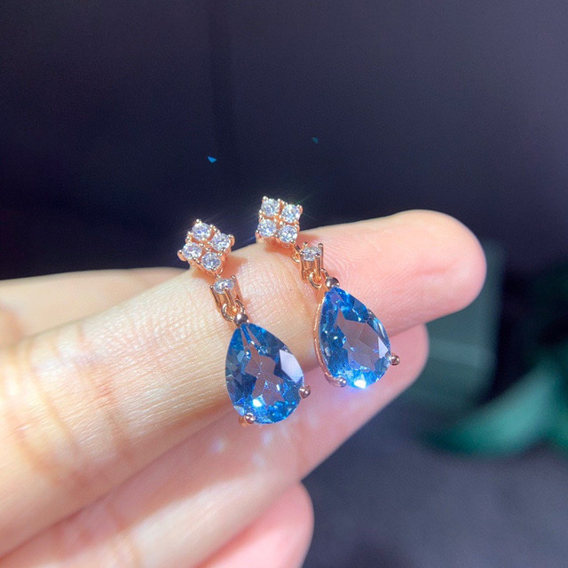 Kolczyki wiszące z niebieskim kryształem topaz, akwamarynem, diamentami i motywem koniczyny w 18k różowym złoceniu - biżuteria dla kobiet - Wianko - 15