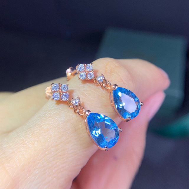 Kolczyki wiszące z niebieskim kryształem topaz, akwamarynem, diamentami i motywem koniczyny w 18k różowym złoceniu - biżuteria dla kobiet - Wianko - 4