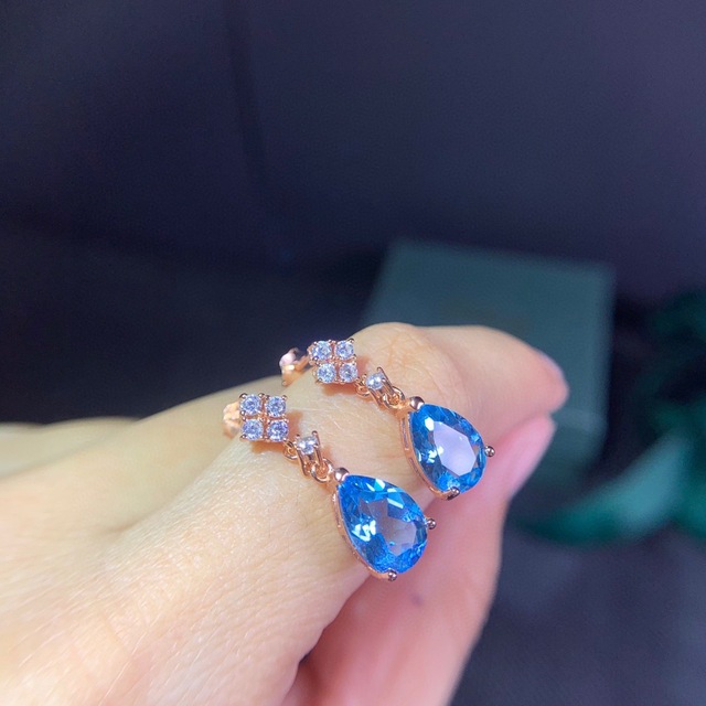 Kolczyki wiszące z niebieskim kryształem topaz, akwamarynem, diamentami i motywem koniczyny w 18k różowym złoceniu - biżuteria dla kobiet - Wianko - 9