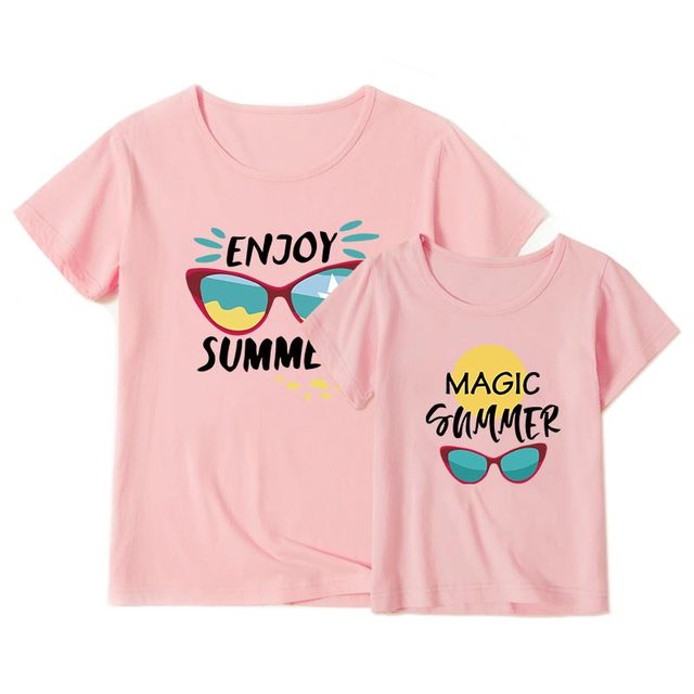Jednakowe stroje rodzinne z nadrukiem dla latem: okulary przeciwsłoneczne, T-shirty z krótkim rękawem dla dziewczynki, chłopca, mamy i dziecka oraz sukienka dla mamy i dziewczynki - Wianko - 5