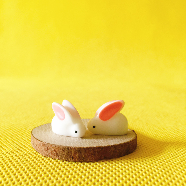 Figurka królika cute bunny - miniatura z pięknym, bajkowym ogrodem gnome, idealna do terrarium, wystrój rzemieślniczy bonsai DIY - Wianko - 2