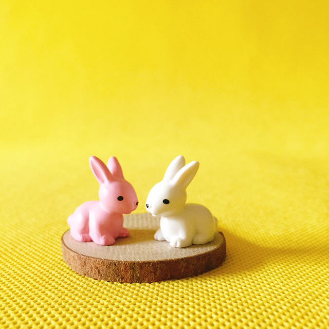 Figurka królika cute bunny - miniatura z pięknym, bajkowym ogrodem gnome, idealna do terrarium, wystrój rzemieślniczy bonsai DIY - Wianko - 1