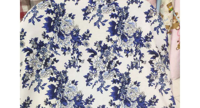 Bawełniano-jedwabna tkanina damskiej odzieży w klasycznej kolorystyce niebiesko-białej - Wianko - 2
