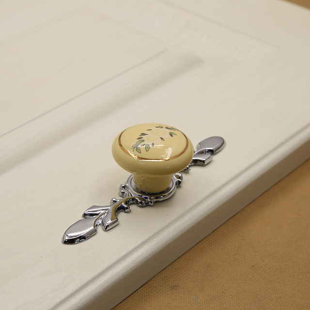 Złote uchwyty do nowoczesnej minimalistycznej szafki regałowej z szufladą i pojedynczym otworem ceramicznym na buty - Wianko - 24