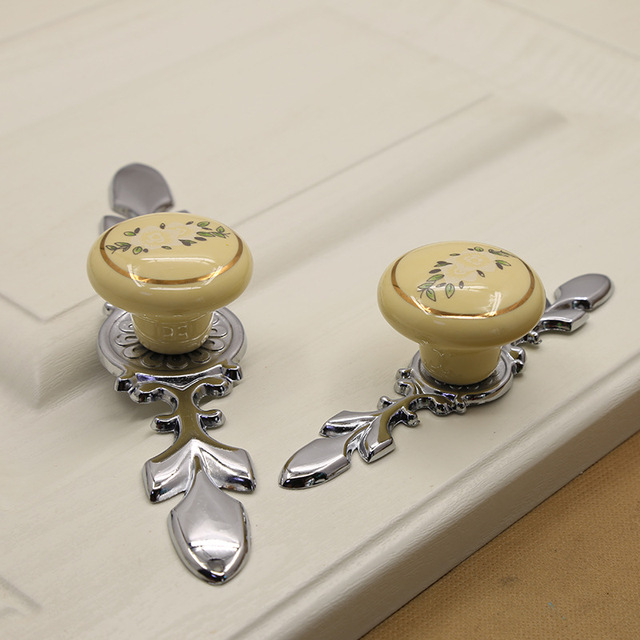Złote uchwyty do nowoczesnej minimalistycznej szafki regałowej z szufladą i pojedynczym otworem ceramicznym na buty - Wianko - 28