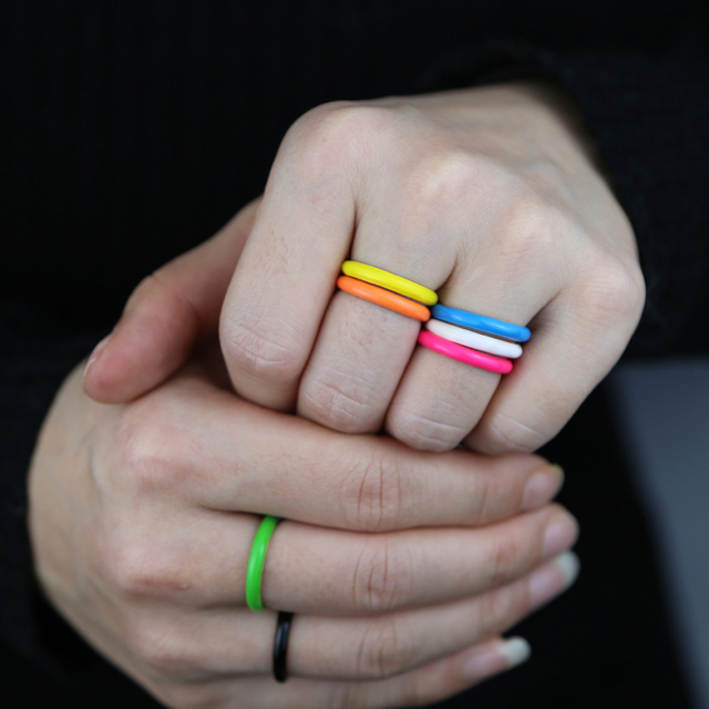 2021 nowy, wysokiej jakości kolorowy pierścionek zaręczynowy z 7 neonowymi emaliami w złotym kolorze - tęczowy modny, na wieczność, dla kobiet, na palec serdeczny - Wianko - 2