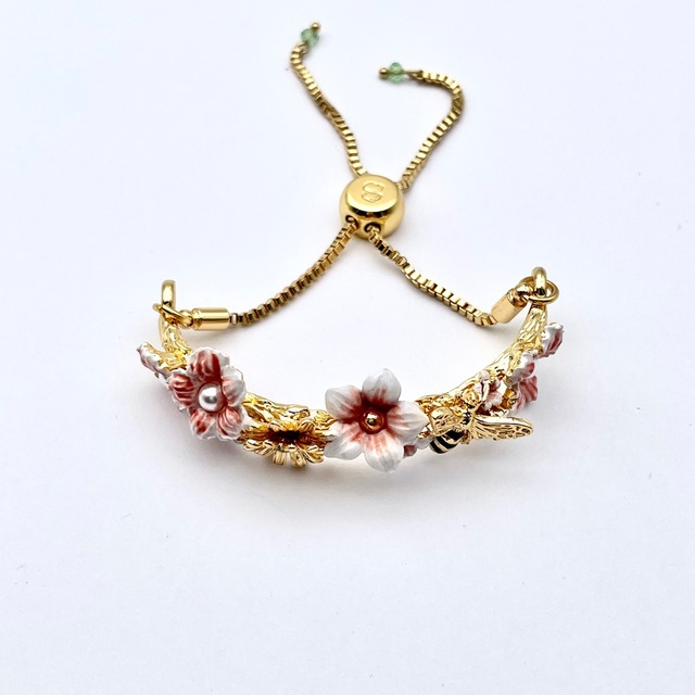 Słodka, elegancka bransoletka z emaliowaną pszczołą i kwiatem - romantyczna biżuteria dla kobiet - Wianko - 2