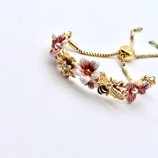 Słodka, elegancka bransoletka z emaliowaną pszczołą i kwiatem - romantyczna biżuteria dla kobiet - Wianko - 4