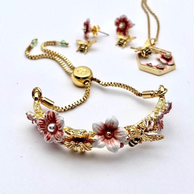 Słodka, elegancka bransoletka z emaliowaną pszczołą i kwiatem - romantyczna biżuteria dla kobiet - Wianko - 5