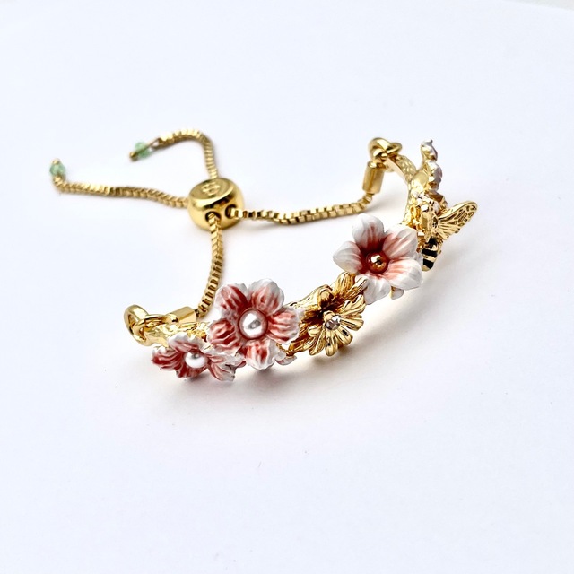 Słodka, elegancka bransoletka z emaliowaną pszczołą i kwiatem - romantyczna biżuteria dla kobiet - Wianko - 3