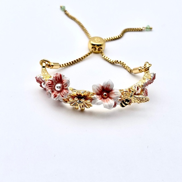 Słodka, elegancka bransoletka z emaliowaną pszczołą i kwiatem - romantyczna biżuteria dla kobiet - Wianko - 1