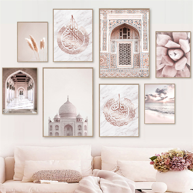 Nowoczesny obraz na płótnie - Islamski meczet w Maroku z różowymi kwitnącymi drzwiami i krajobrazem plaży - Wianko - 1