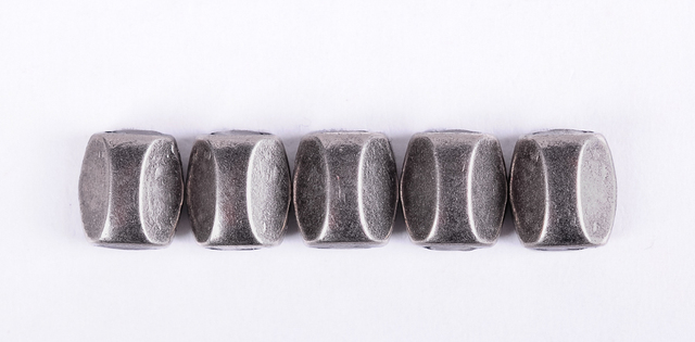 50 sztuk metalowych kołków nit srebrny plamy 9x8 mm z dekoracyjnymi piramidkami i koleczkami do biżuterii - Wianko - 8