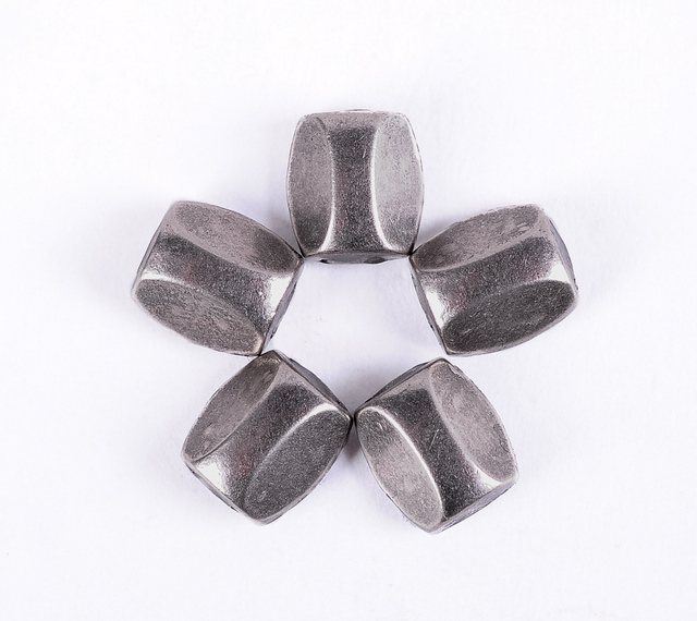 50 sztuk metalowych kołków nit srebrny plamy 9x8 mm z dekoracyjnymi piramidkami i koleczkami do biżuterii - Wianko - 9