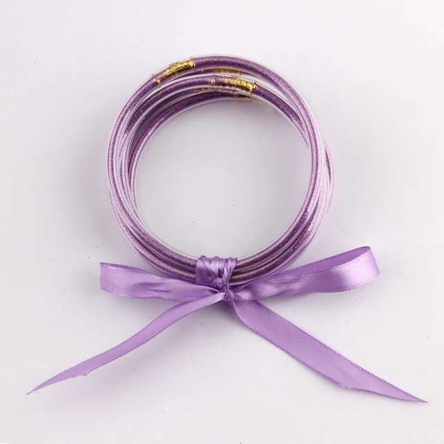 Zestaw 5 fioletowych bransoletek galaretkowych wypełnionych brokatem dla kobiet z silikonowymi kołami i ozdobnym łukiem - świąteczna biżuteria - Wianko - 75